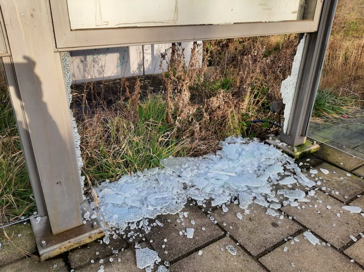 BPOL NRW: Erneuter Vandalismus - Bahnhaltestelle Brachelen, Wartehäuschen - Glasscheibe zerstört