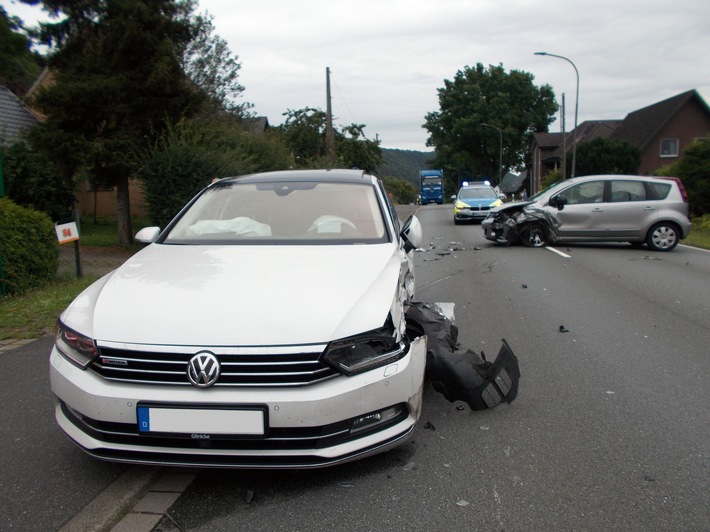 POL-MI: Auto gerät in den Gegenverkehr