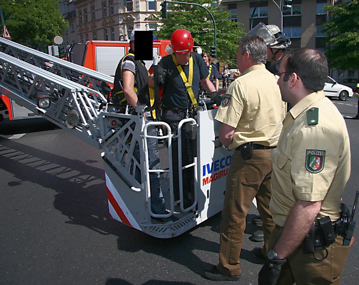 FW-E: Feuerwehr rettet flüchtigen Mann vom Dach, Fotobeilage