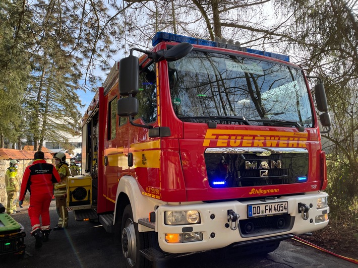 FW Dresden: Verkehrsunfall mit einer eingeklemmten Person