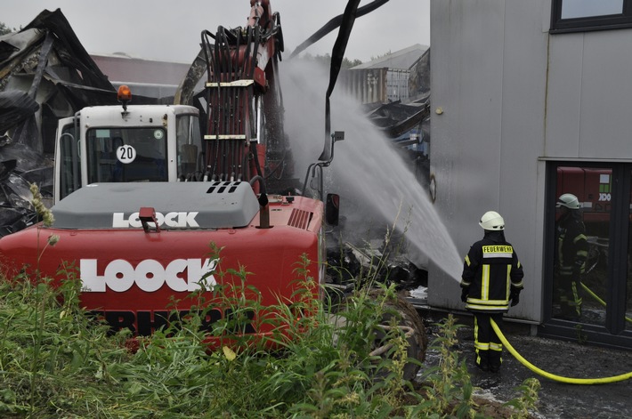 FW-KLE: Abschlussmeldung: Brand eines kunststoffverarbeitenden Betriebs im Gewerbegebiet Bedburg-Hau