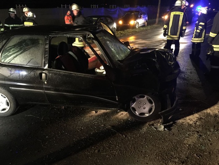 Feuerwehr Kalkar: Verkehrsunfall in Kehrum