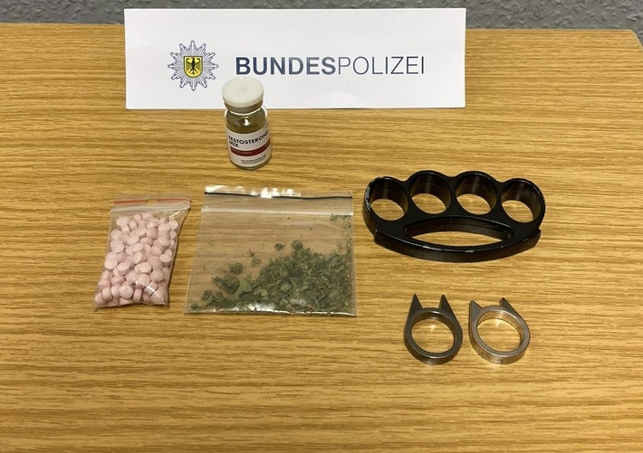 BPOL NRW: Pärchen mit Drogen und Waffen gestellt - Bundespolizisten nehmen benommenes Duo fest