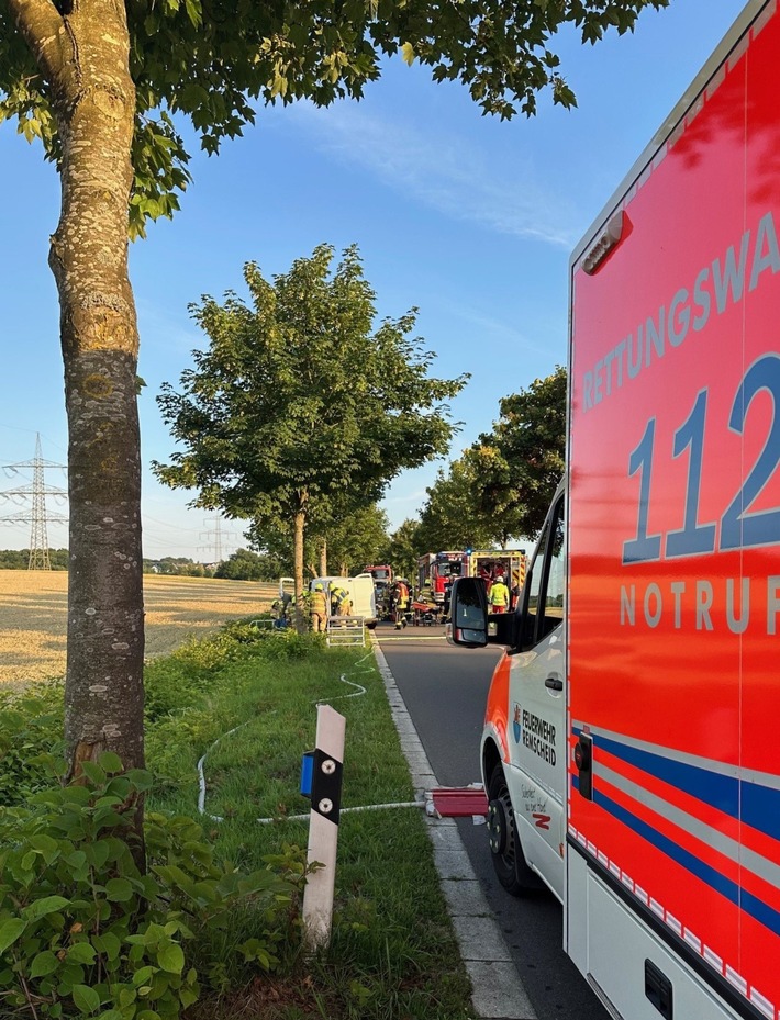 FW-RS: Schwerer Verkehrsunfall in Hückeswagen auf der K1/ Kleintransporter kollidiert mit Baum