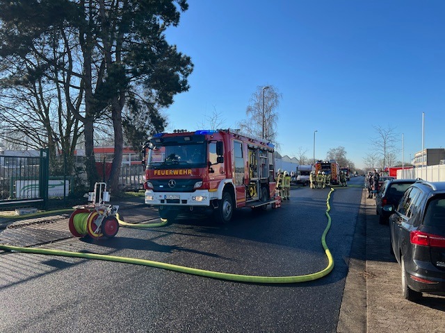 FW Tönisvorst: Brand in Lackierkabine in einem Industriebetrieb