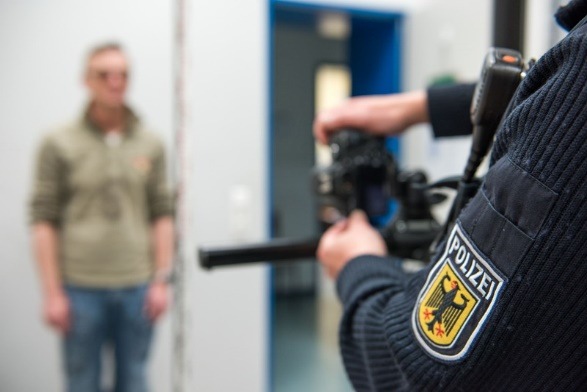 BPOL NRW: Schneller Fahndungserfolg für die Bundespolizei - Festnahme eines "unsittlichen Fotografen"