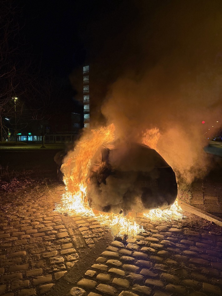 POL-WHV: PKW-Brand in Wilhelmshaven: Fahrzeug brennt vollständig aus