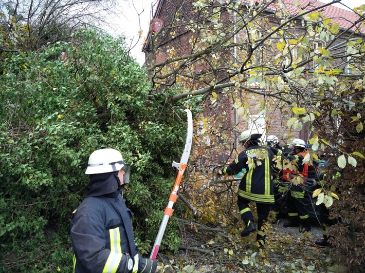 FW-WRN: Sturmtief Nannette hielt die Feuerwehr auf trapp