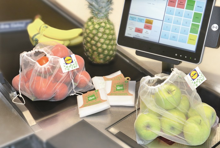 Einfach Plastik einsparen: Mit &quot;Dein Vitaminnetz&quot; haben Lidl-Kunden die Wahl / Lidl führt Ende August Mehrwegnetz als Alternative zum Knotenbeutel für Obst und Gemüse ein