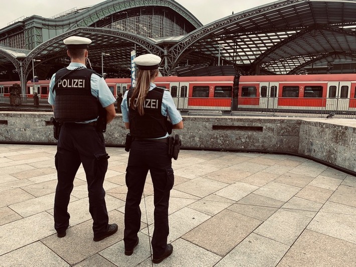 BPOL NRW: Ohne Maske pöbelnd im Bahnhof: Mann versucht Bundespolizisten zu beißen und anzuspucken