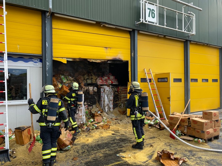 FW-DO: Feuer in einer Lagerhalle auf dem Großmarkt // Keine Verletzten