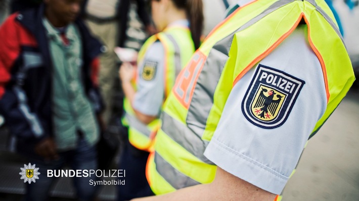 Bundespolizeidirektion München: Zeugen gesucht: 28-Jähriger attackiert Zugbegleiter im RE 59083