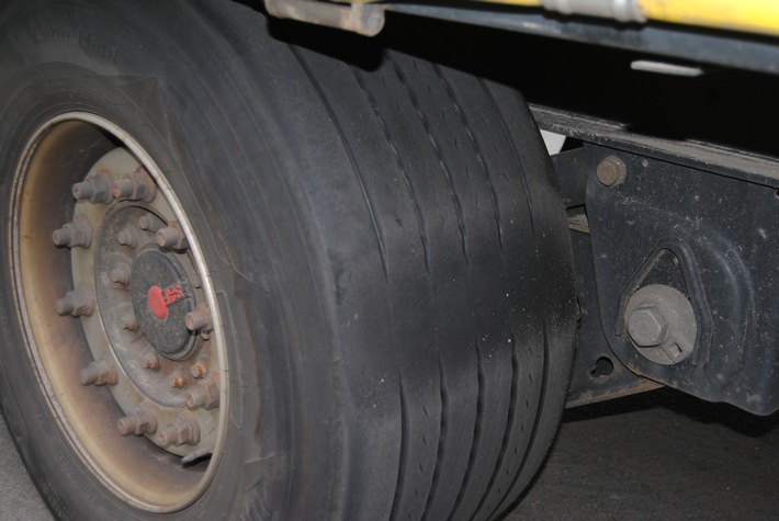 POL-PDKL: LKW hat 4 defekte Reifen