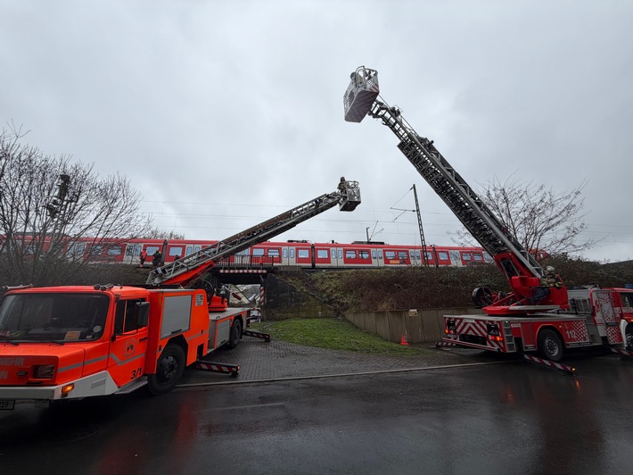 FW-E: Feuerwehr evakuiert Fahrgäste mit Drehleitern aus liegengebliebener S-Bahn