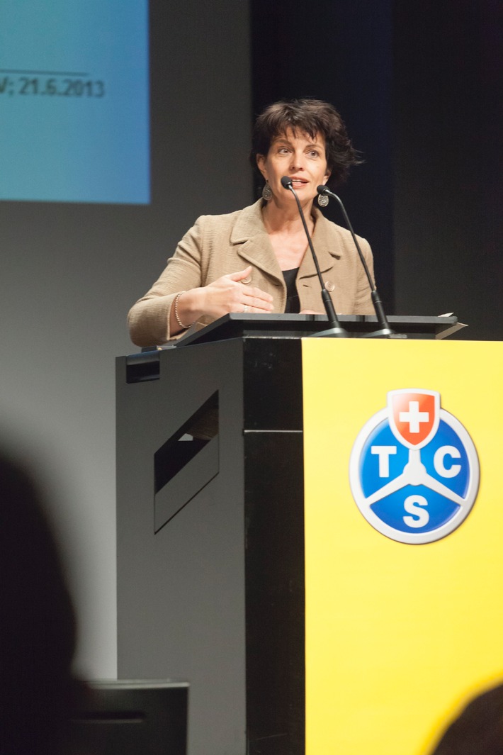 TCS-Delegierte fordern Strasseninfrastrukturfonds - Ehrengast Bundesrätin Doris Leuthard setzt sich für Ausbau des Strassennetzes ein