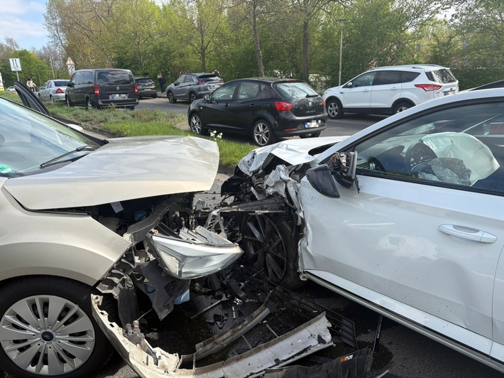 POL-STD: Sechs Verletzte bei Verkehrsunfall in Buxtehude
