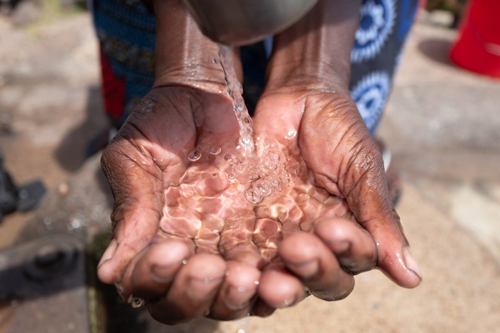 Am 22. März ist Weltwassertag: Mit Brunnen, Wasserfiltern und Trainings setzt sich Cotton made in Africa für das Menschenrecht auf Wasser ein