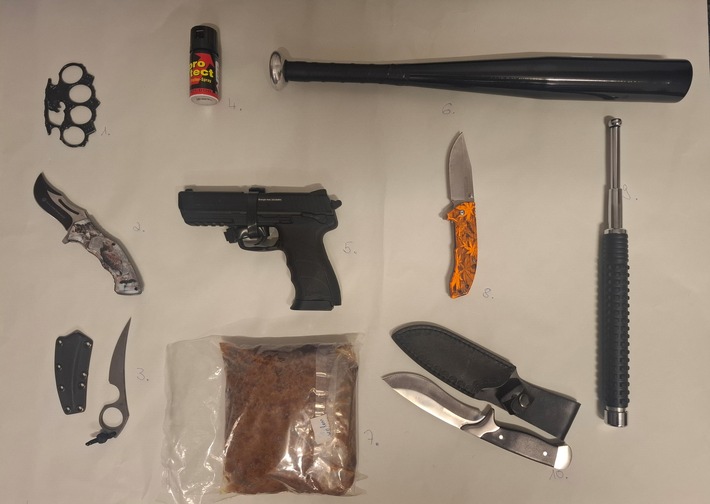 POL-K: 250715-2-K Brennpunktteam Kalk stellt erneut zahlreiche Waffen und verbotene Gegenstände sicher