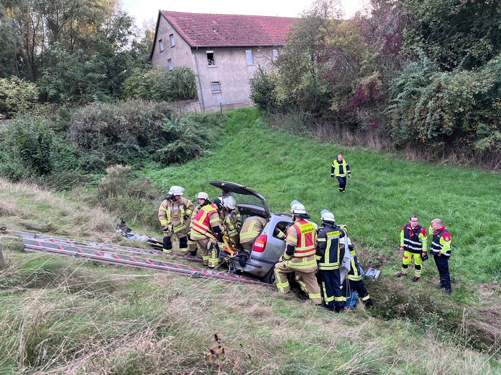 FF Bad Salzuflen: Übung: Auto rutscht in Biemsen-Ahmsen rund drei Meter in einen Graben / Die Bad Salzufler Feuerwehr prüft mit drei Übungen ihre Leistungsfähigkeit und zieht ein erstes Fazit
