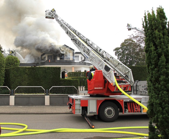 FW-E: Dachstuhlbrand in freistehendem Einfamilienhaus, ein 29 Jahre alter Handwerker verletzt