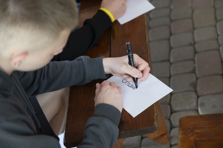 Junge Menschen in der Ukraine fühlen sich ihrer Jugend beraubt. Besonders einschneidend sind nach Angaben der SOS-Kinderdörfer die Auswirkungen des Krieges auf die Bildung. Viele junge Menschen hätten den Zugang zu Hochschulen verloren, auch praktische Ausbildungsmöglichkeiten seien in vielen Bereichen weggefallen. "Viele junge Menschen haben ihre Karriereplanung auf Eis gelegt", sagt Serhii Lukashov, Leiter der Hilfsorganisation in der Ukraine. (Bild zur Verwendung nur im Kontext der SOS-Kinderdörfer weltweit) / Weiterer Text über ots und www.presseportal.de/nr/1658 / Die Verwendung dieses Bildes für redaktionelle Zwecke ist unter Beachtung aller mitgeteilten Nutzungsbedingungen zulässig und dann auch honorarfrei. Veröffentlichung ausschließlich mit Bildrechte-Hinweis.