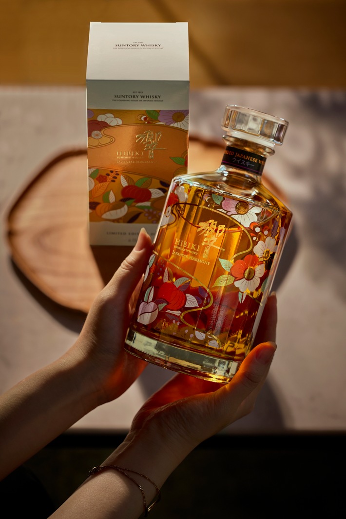 The House of Suntory präsentiert die Hibiki® Japanese Harmony Limited Edition in Zusammenarbeit mit dem traditionsreichen Kimono-Haus Chiso