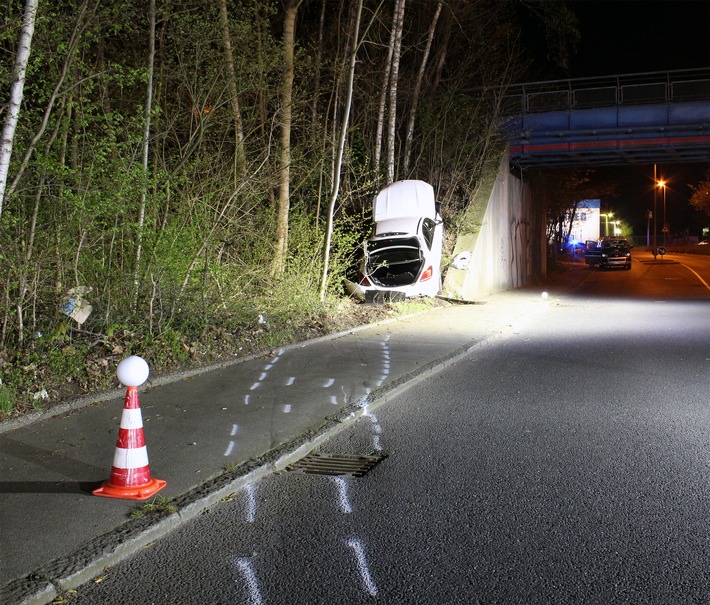 POL-BO: Alleinunfall endet an Brückenpfeiler - Beifahrerinnen (14/23) schwer verletzt