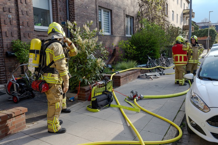 FW Hannover: Kellerbrand mit Verletzen