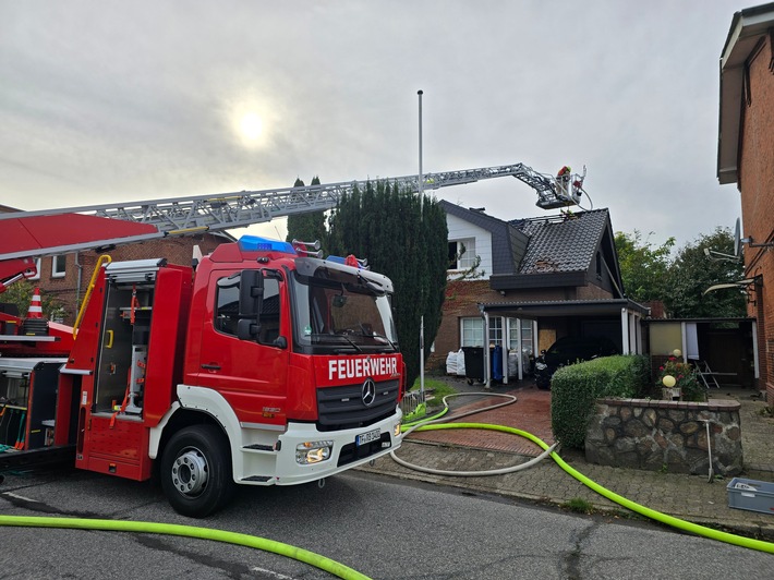 FW-RD: Dachstuhlbrand in Büdelsdorf - 70 Einsatzkräften löschten das Feuer