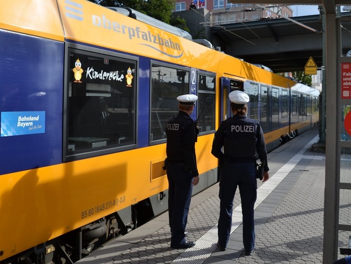 Bundespolizeidirektion München: Fahrgast drangsaliert Teenager im Zug