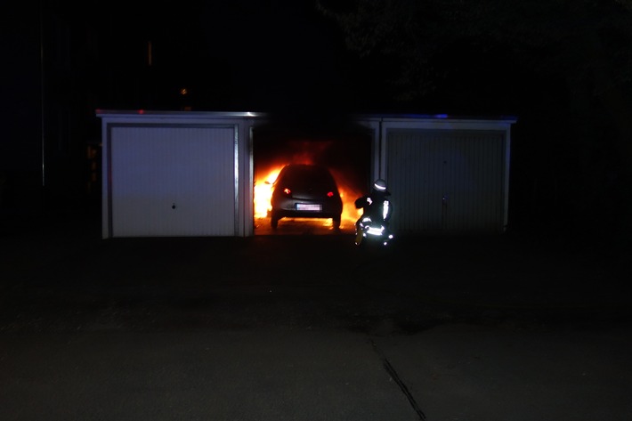 FW Bremerhaven: PKW brennt in Garage