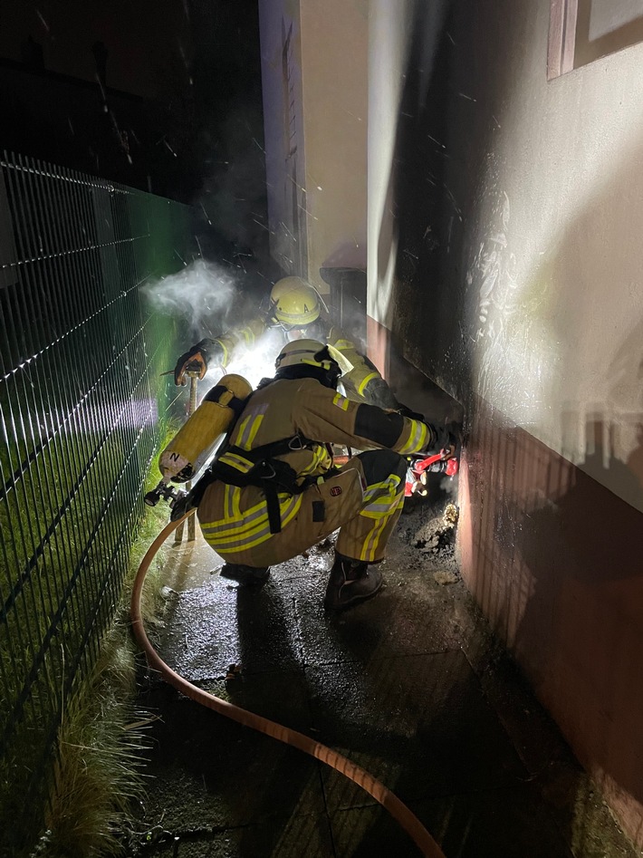 FW Lage: Feuer 2 / Brennt Holzunterstand zwischen 2 Häusern - 29.01.2023 - 19:54 Uhr