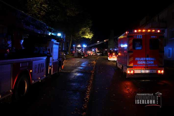 FW-MK: Zimmerbrand, Menschenleben in Gefahr