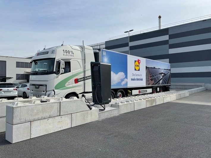 Lidl Suisse invite l&#039;énergie solaire sur les routes / Nouveau camion électrique &quot; made in Winterthur &quot; de Designwerk