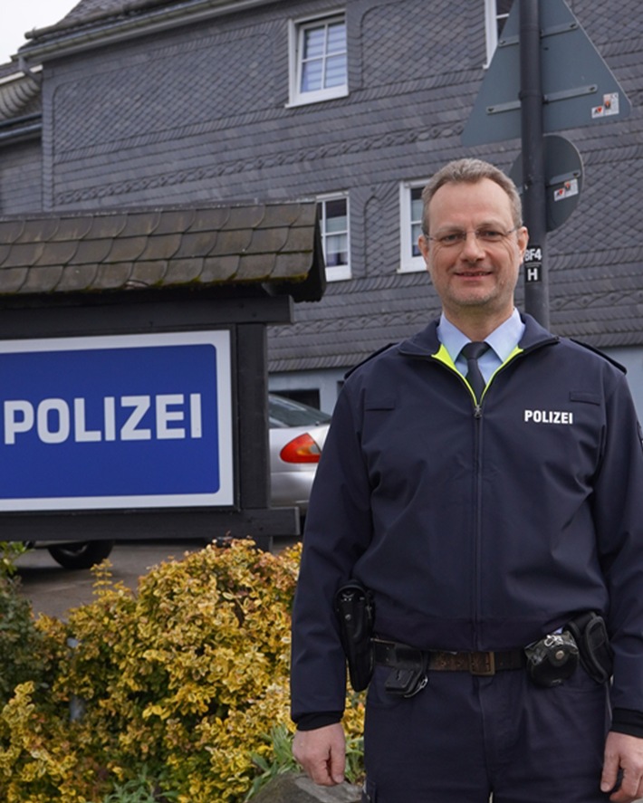 POL-HSK: Neuer Wachleiter für die Polizeiwache Schmallenberg: Polizeihauptkommissar Bernd Waldow übernimmt Verantwortung