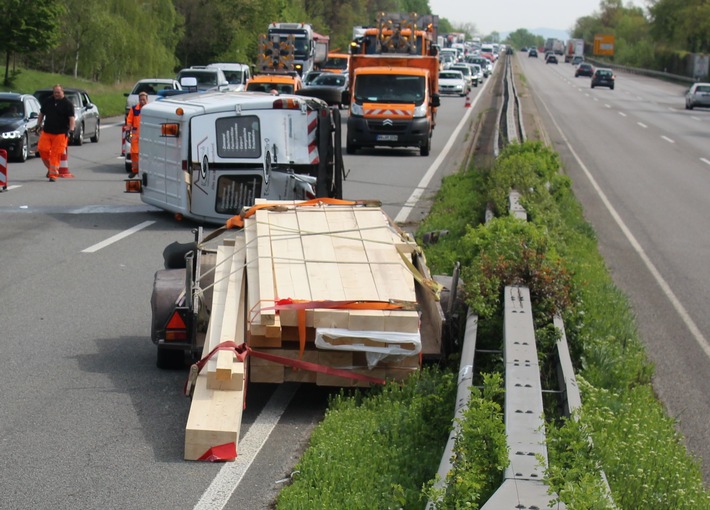 POL-PDNW: Verkehrsunfall mit Kleintransporter 
- Überladen, Ladung nicht gesichert und keine passende Fahrerlaubnis