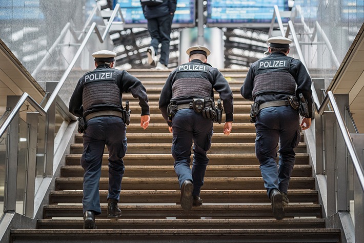 BPOL NRW: Zwei Männer ins Gleis gestoßen; Gefährliche Körperverletzungen am Karnevalswochenende - Bundespolizei schreitet ein