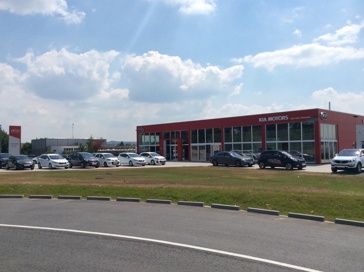 Auto-Dom Pforzheim: Größtes und modernstes Kia-Autohaus der Region eröffnet