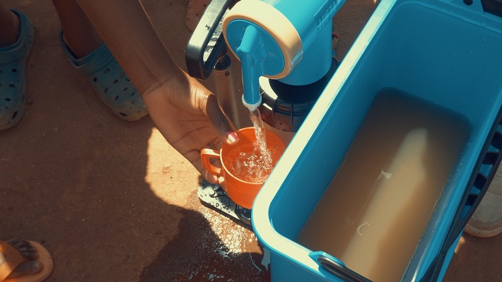 Die kleinste Wasseraufbereitungsanlage der Welt: Wie Drita Schneider mit UJETA sauberes Trinkwasser überall möglich macht
