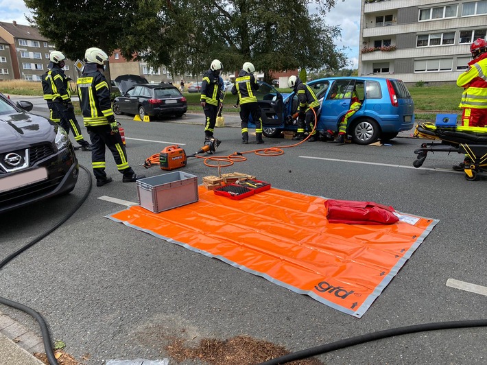 FW Mettmann: Zwei verletzte Personen nach Verkehrsunfall - Feuerwehr Mettmann befreit eine verletzte Person mit der Hilfe des hydraulischen Rettungsgeräts