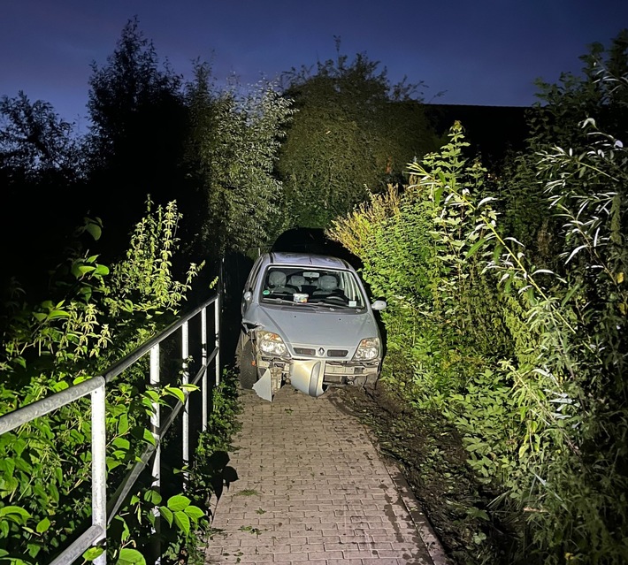 POL-HX: Wanderweg mit Straße verwechselt - betrunkener Autofahrer muss seinen Führerschein abgeben