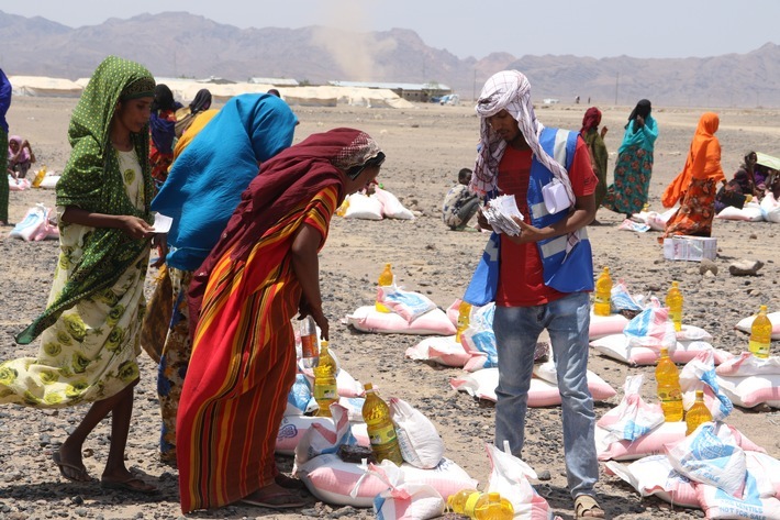 Krieg in der Ukraine verschärft Nahrungsmittelkrise am Horn von Afrika: Äthiopien, Somalia und Sudan besonders betroffen / In von Dürre und Konflikt betroffenen Gebieten verteilt Islamic Relief in Äthiopien Lebensmittelpakete in den Distrikten Kori und Afdera in der Region Afar, im Distrikt Dawa Harewa in der Oromia-Zone der Region Amhara und im Distrikt Wore Babo in der Region Amhara. Diese Gebiete erleben die direkten Folgen im Zusammenhang mit dem Konflikt in Tigray. / Weiterer Text über ots und www.presseportal.de/nr/50131 / Die Verwendung dieses Bildes ist für redaktionelle Zwecke unter Beachtung ggf. genannter Nutzungsbedingungen honorarfrei. Veröffentlichung bitte mit Bildrechte-Hinweis.