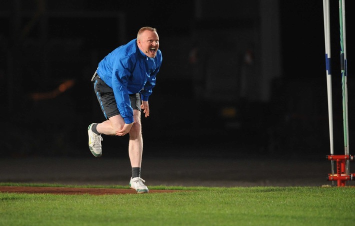 "Schlag den Raab" für zwei Millionen Euro: Stefan Raab kniet sich auch mit Innenbandriss richtig rein (BILD)