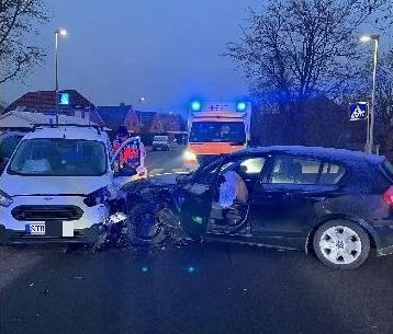 POL-STD: Zwei Verletzte bei Unfall in Bützfleth - Fehlerkorrektur -