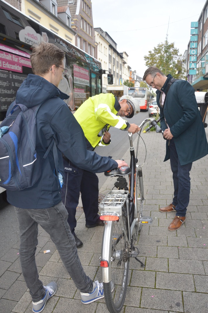 POL-WES: Moers - Landrat Ingo Brohl wirbt fürs Helmtragen (Korrekturmitteilung mit Foto)