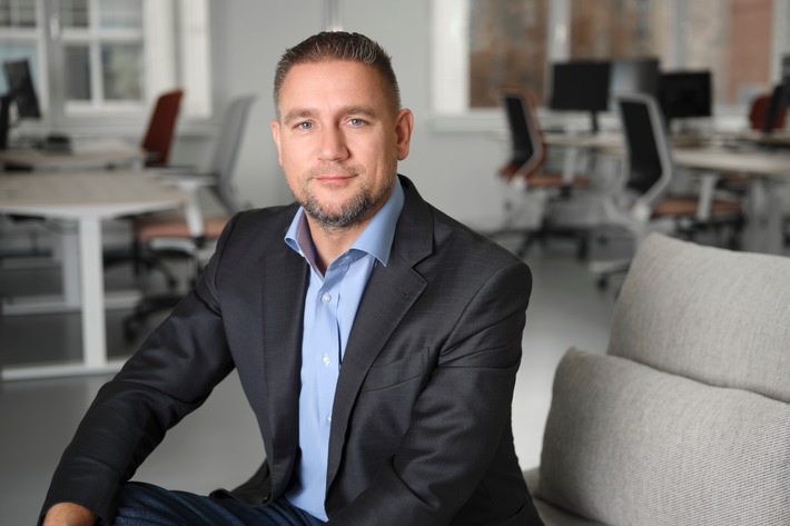 André Kolbinger_Gründer und CEO der Smartbroker Holding AG_Bild 1.jpg