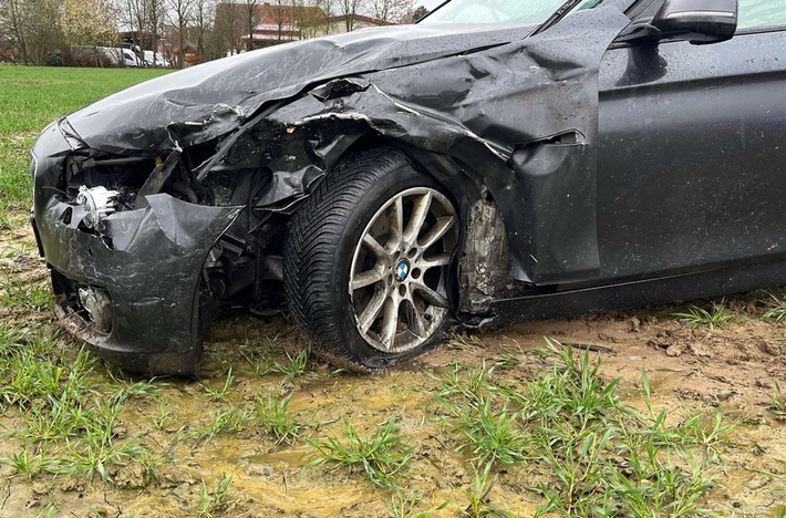 POL-MI: Pkw schleudert nach Zusammenstoß auf Ackerfläche