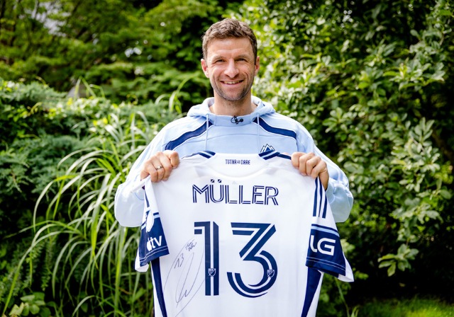 Thomas Müller: Exklusive Charity-Auktionen zu seinem Vancouver-Wechsel / Einmalige Sammlerstücke des Fußballstars bei United Charity