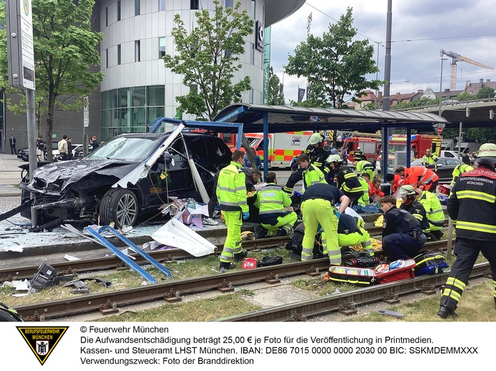 FW-M: Sieben Verletzte durch Unfall (Neuhausen)