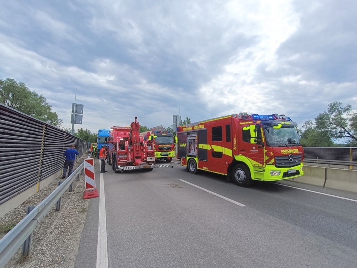 FW Reichenau: Nach Unfall läuft aus LKW-Tank Diesel aus, B33, Tunneleinfahrt Reichenau-Waldsiedlung, 16.05.2024